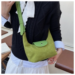 Détail du sac à bandoulière en daim vert avec fermoir argenté et sangle ajustable