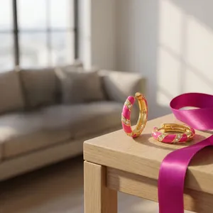 Nahaufnahme der 18K vergoldeten Creolen mit rosa Emaille und funkelnder Zirkon-Einlage