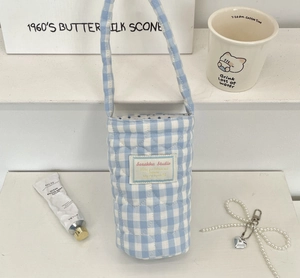 Detail van blauwe geruite gewatteerde waterfles tas met hartstiksel en handvat