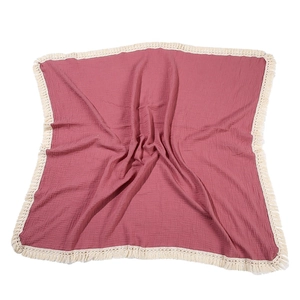 Coperta avvolgente in doppia garza di cotone rosa antico con nappe beige sui bordi