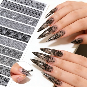 Gros plan sur l'application de stickers d'ongles en dentelle noire vintage pour nail art