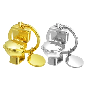 Kreatives Schlüsselanhänger-Set in Toilettenform in Gold und Silber mit Metallanhänger
