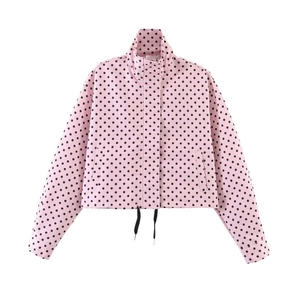 Detail der rosa gepunkteten Jacke mit Stehkragen und schwarzem Kordelzug am Saum