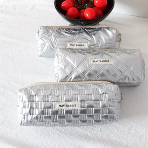 Pochette trucco argento metallizzato con trapuntatura a stella e chiusura a zip