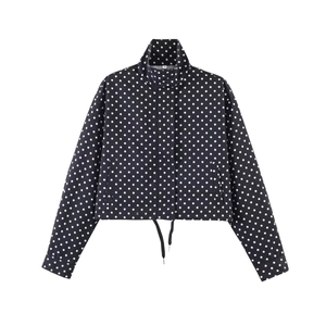 Detailansicht der Damen-Polka-Dot-Jacke mit Stehkragen und verstellbarem Kordelzug am Saum