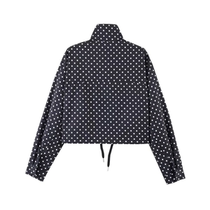 Detailansicht der gepunkteten Crop-Jacke mit Stehkragen und verstellbarem Kordelzug
