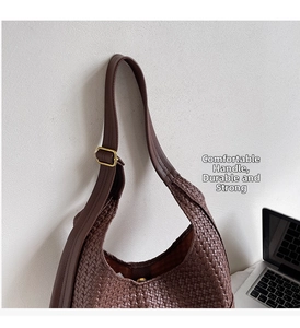 Détail du sac seau hobo tressé marron avec bandoulière réglable et boucle dorée
