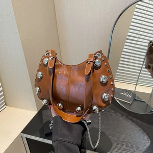 Sac Sous le Bras à Clous pour Femmes Punk Y2K Hobo Bag en Cuir PU Avec Bandoulière Chaîne Métallique Argentée Sac à Bandoulière