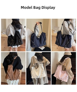 Modèles portant des sacs cabas en denim et PU en cinq couleurs avec boucles de côté
