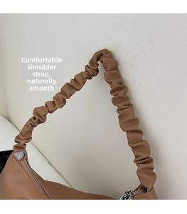 Détail du sac à bandoulière en cuir marron doté d'une bandoulière plissée style chouchou