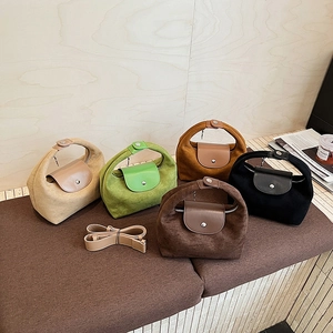 Sacs bandoulière minimalistes en suédine en cinq couleurs dont beige vert et marron