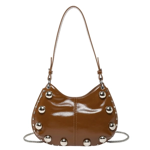 Sac bandoulière en cuir verni marron avec clous argentés et bandoulière chaîne