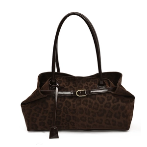 Borsa tote leopardata in finta pelle scamosciata con manici in vernice scura e fibbia dorata