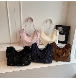 Grands sacs cabas de plusieurs couleurs en cuir mat avec détails d'anneaux en métal