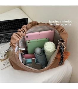 Vue intérieure du grand sac cabas marron montrant la capacité pour tablette et objets divers