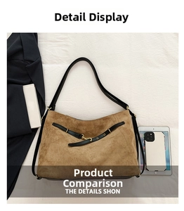 Vista superior de bolso tote de ante marrón con correas negras y detalles dorados