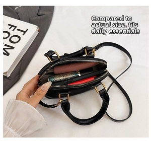 Vue intérieure du sac matelassé noir montrant la capacité pour le maquillage
