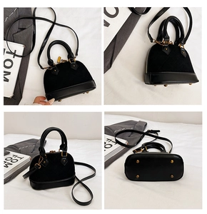 Détails du sac coquille matelassé avec clous dorés et texture en daim de haute qualité