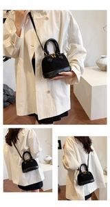 Détails du sac coquillage noir mat avec texture matelassée et ferrures dorées chic