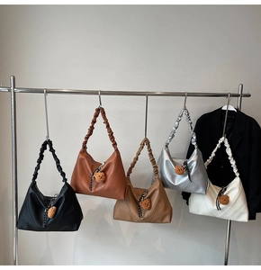 Cinq sacs à bandoulière plissés en diverses couleurs avec breloques d'ours mignonnes