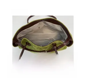 Struttura interna della borsa tote verde con fodera beige e tasca con cerniera sicura