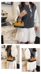 Détail du sac coquille jaune matelassé avec base en cuir noir et garnitures en métal doré