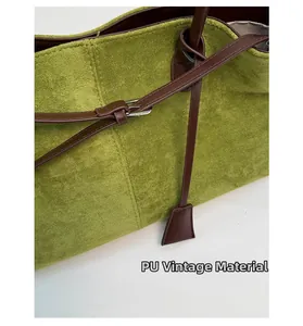 Dettaglio del tessuto PU opaco verde oliva e della tracolla marrone di questa borsa