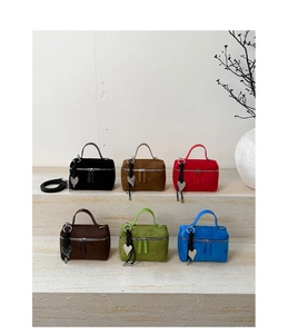 Vue détaillée de six mini sacs à main en daim colorés avec des breloques en cœur