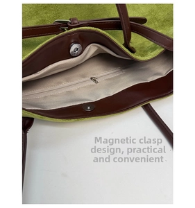 Vista dettagliata della borsa tote verde opaca con chiusura magnetica e tasca interna a zip