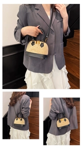 Détail du mini sac coquillage tissé beige avec garniture en cuir noir et dorures