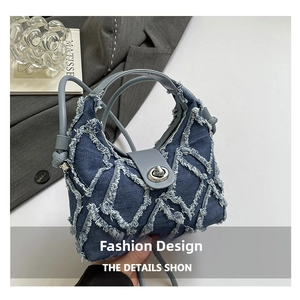 Dettaglio della borsa in denim blu con cuciture a frange e fibbia metallica argento