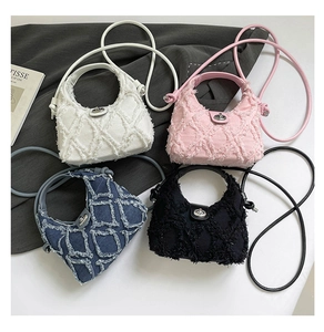 Dettaglio di quattro borse in denim in bianco, rosa, blu navy e nero con texture