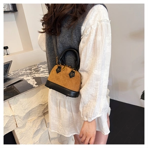 Sac coquille matelassé marron avec bordure noire et bandoulière amovible élégante