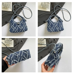 Vista dettagliata multi-angolo della borsa denim con frange a rombi e chiusura metallica