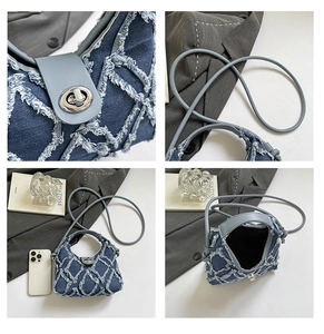 Dettaglio borsa in denim blu con frange fatte a mano e chiusura girevole in metallo argento