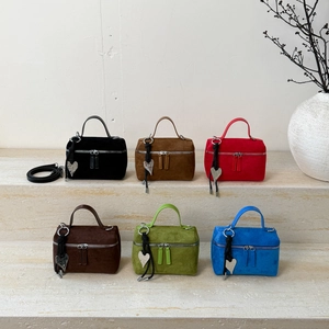 Collection de mini sacs à main en daim avec pendentifs en forme de cœur multicolores