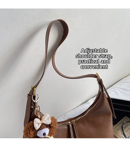 Détail du sac hobo avec bandoulière réglable et breloque ours en peluche marron