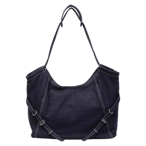 Sac cabas en jean bleu avec surpiqûres blanches contrastées et boucles métalliques