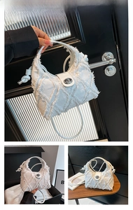 Dettaglio borsa a tracolla in denim bianco con bordi sfilacciati e fibbia in metallo