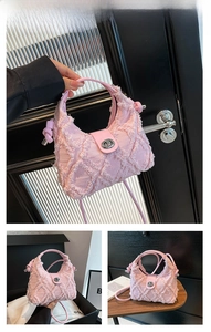 Dettaglio della borsa rosa in denim con bordi sfrangiati e chiusura a girello argento