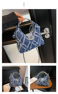 Dettaglio della borsa in denim blu con trama trapuntata e chiusura a girello in metallo