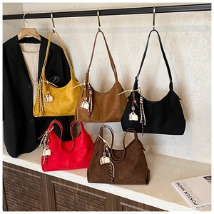 Sacs cabas en daim colorés avec ruban zébré et détail de breloque café élégante