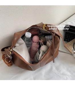 Vue intérieure du sac bandoulière en cuir PU marron montrant sa grande capacité de rangement