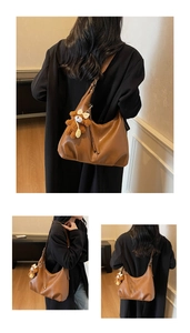 Détails du grand sac hobo marron en similicuir souple avec un pendentif d'ours charmant