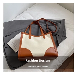 Détails du grand sac cabas en toile avec garniture en cuir marron et double sangle