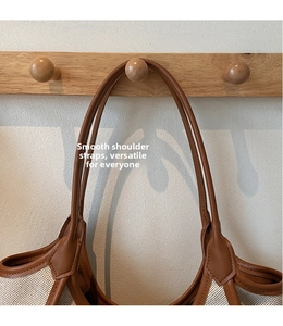 Détail de la bandoulière en cuir lisse et des coutures sur le grand sac cabas