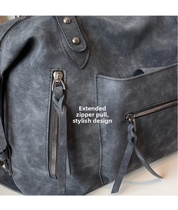 Dettaglio borsa tote grigio scuro in pelle opaca con tiretti lunghi e rivetti argentati