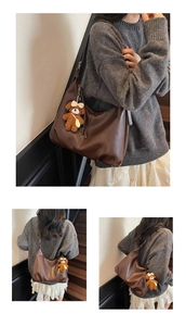 Vue détaillée du grand sac cabas marron foncé avec charmant petit ours en peluche