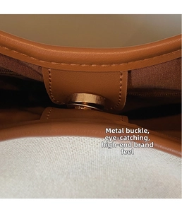 Vue détaillée du fermoir magnétique en métal et des garnitures en cuir d'un sac cabas marron