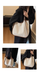 Détail d'un grand sac cabas en toile avec tissu crème et finitions en cuir marron chic